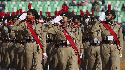 Cadetes do exército desfilam em Jammu, Índia, no Dia Nacional da República