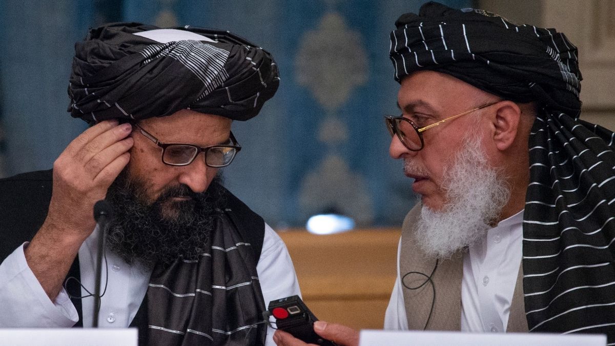 ملا عبدالغنی برادر، معاون سیاسی طالبان(چپ) و شیر محمد عباس استانیکزی، مذاکره کننده ارشد طالبان 