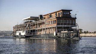 الباخرة البخارية "بي إس سودان" المبحرة على طول نهر النيل بجوار مدينة أسوان جنوب مصر.