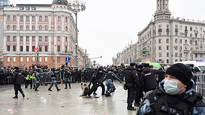 الشرطة تعتقل متظاهرا خلال مسيرة لدعم زعيم المعارضة المسجون أليكسي نافالني في وسط موسكو في 23 يناير 2021.