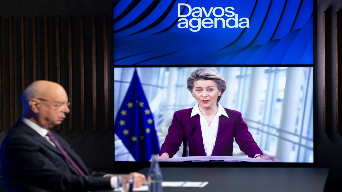كلاوس شواب، مؤسس ورئيس المنتدى الاقتصادي العالمي ينصت إلى كلمة رئيسة المفوضية الأوروبية- 26 يناير 2021