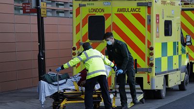 Un paciente es empujado en un carrito desde una ambulancia afuera del Royal London Hospital en el este de Londres.