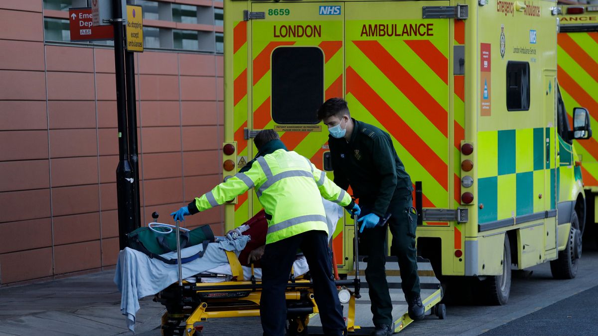 توافد المرضى المصابين بكوفيد-19 على مستشفى لندن الملكي في شرق لندن. 