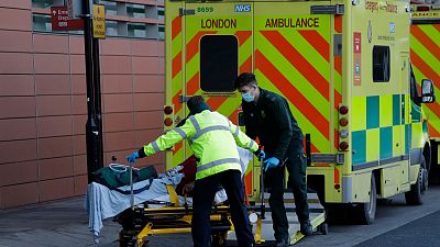 توافد المرضى المصابين بكوفيد-19 على مستشفى لندن الملكي في شرق لندن. 