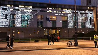 Holokauszt-áldozatok névsora borítja a francia nagykövetség homlokzatát Berlinben