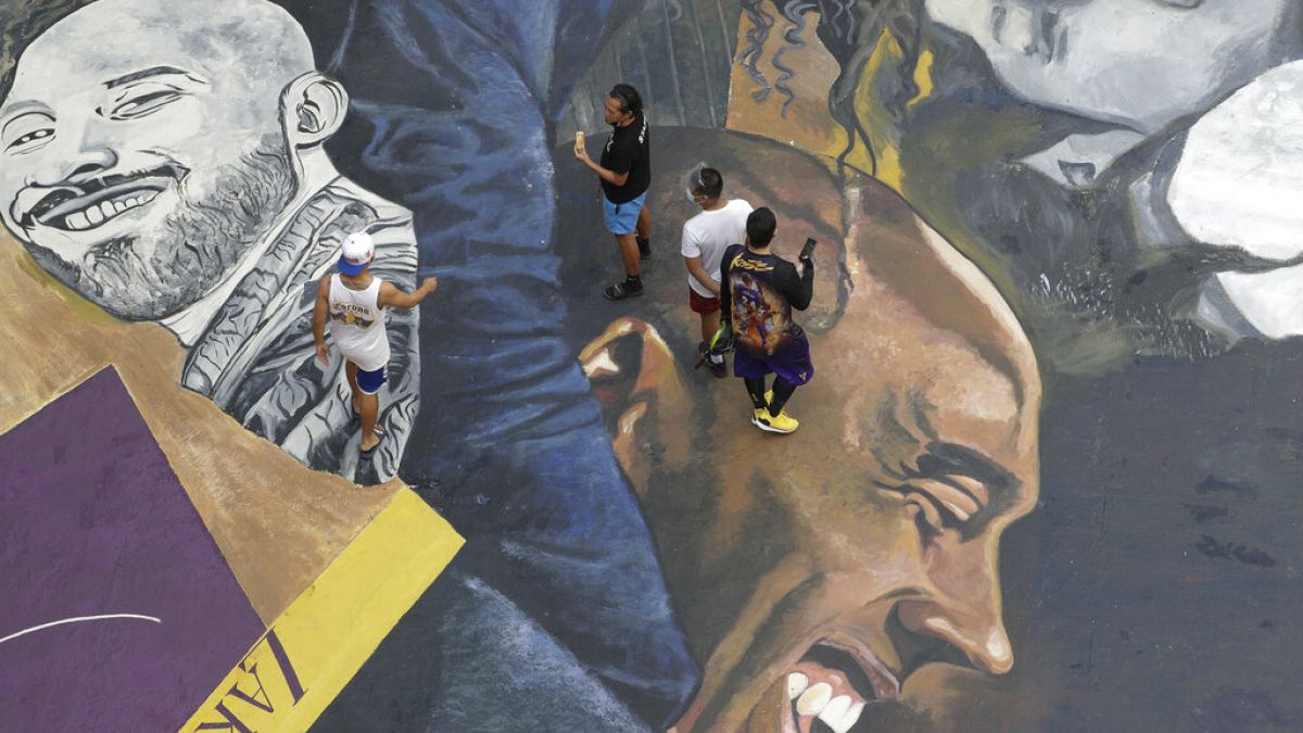 شاهد: لوحة جدارية في العاصمة الفلبينية لنجم كرة السلة كوبي براينت في الذكرى السنوية الأولى لوفاته 
