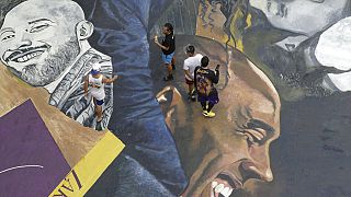 شاهد: لوحة جدارية في العاصمة الفلبينية لنجم كرة السلة كوبي براينت في الذكرى السنوية الأولى لوفاته
