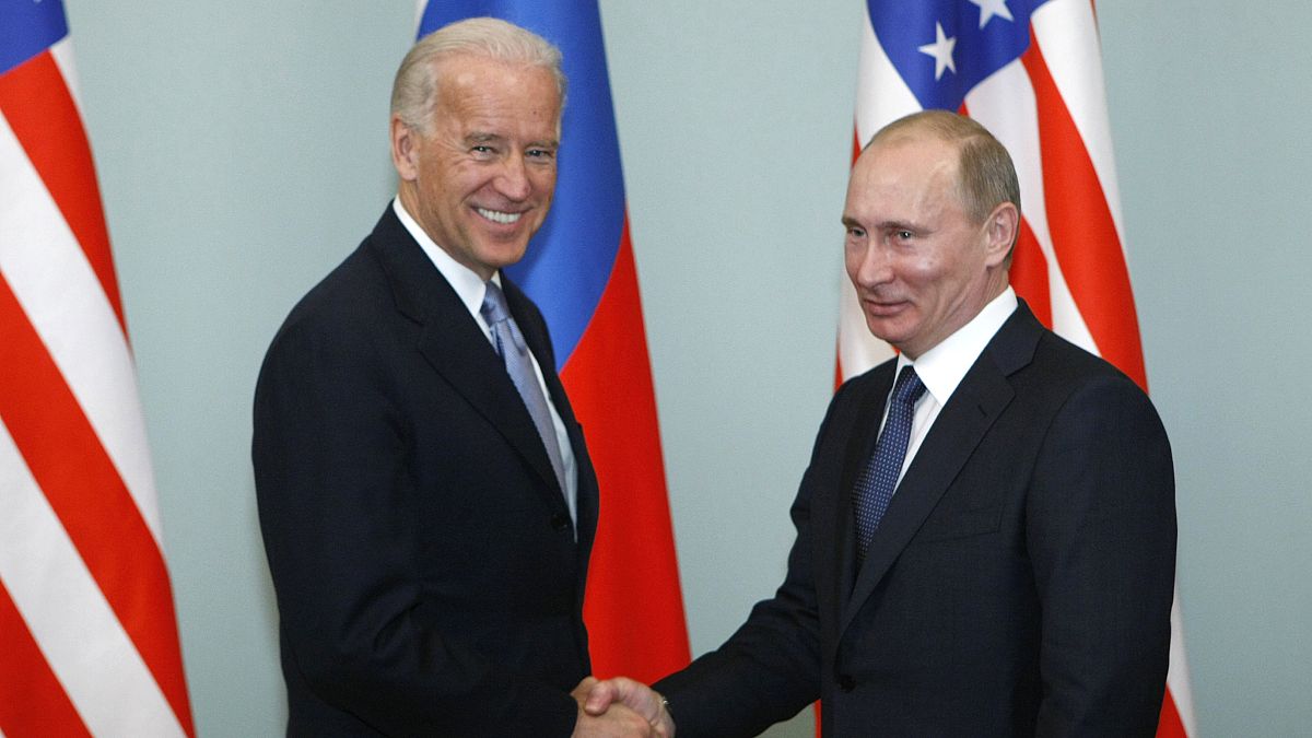 El entonces vicepresidente de Barack Obama, Joe Biden, estrecha la mano del presidente Vladimir Putin en Moscú, Rusia. El 10 de marzo de 2011. (Archivo)