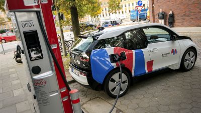 Archives : voiture électrique en rechargement à Hambourg (Allemagne), le 28/10/2017