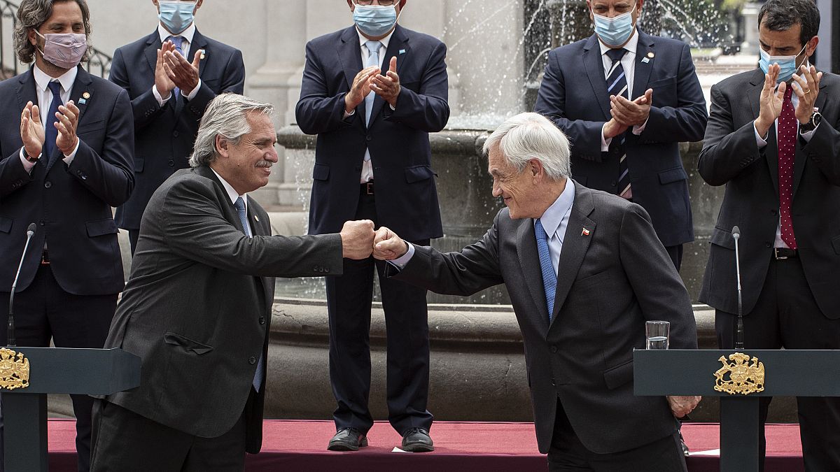 Los presidente de Argentina y Chile chocan sus puños en Santiago de Chile