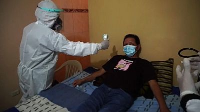 Un paciente con COVID-19 atendido por las brigadas médicas nocturnas en Lima