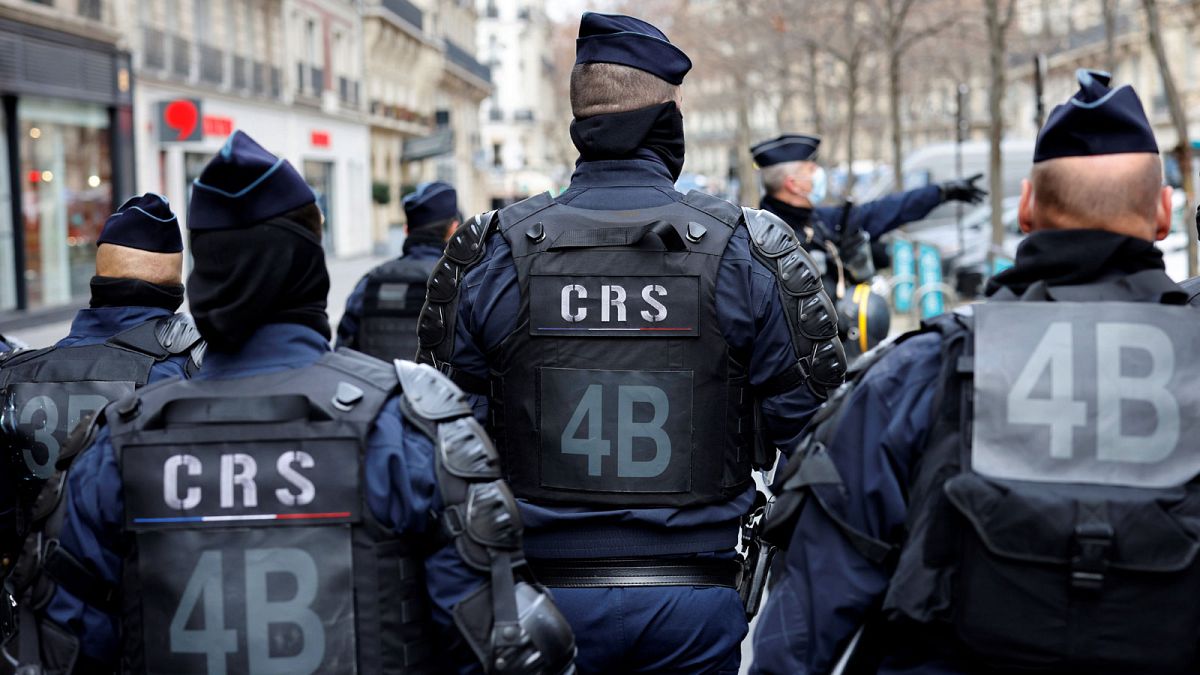 Des CRS de la police nationale française, lors d'une manifestation de professeurs et d'étudiants, le 26 janvier 2021 à Paris