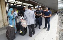 Agentes de policía controlan documentos de identidad en la estación de tren de Saint-Charles, en Marsella, sur de Francia. (Archivo)