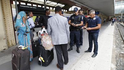Agentes de policía controlan documentos de identidad en la estación de tren de Saint-Charles, en Marsella, sur de Francia. (Archivo)