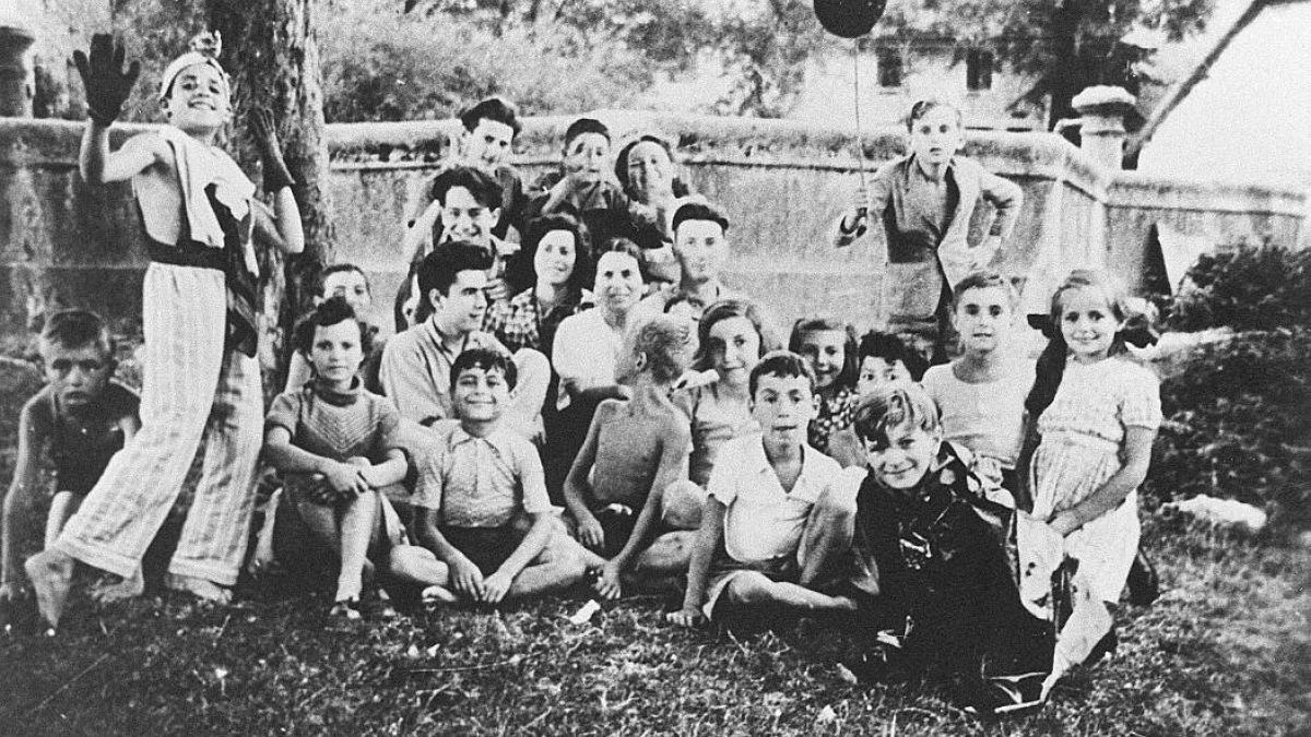 6 Nisan 1944'te ölüm kamplarına gönderilmelerinden kısa bir süre önce, Fransa'daki Izieu çocuk evindeki Yahudi çocuklar