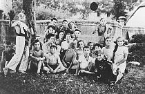 6 Nisan 1944'te ölüm kamplarına gönderilmelerinden kısa bir süre önce, Fransa'daki Izieu çocuk evindeki Yahudi çocuklar