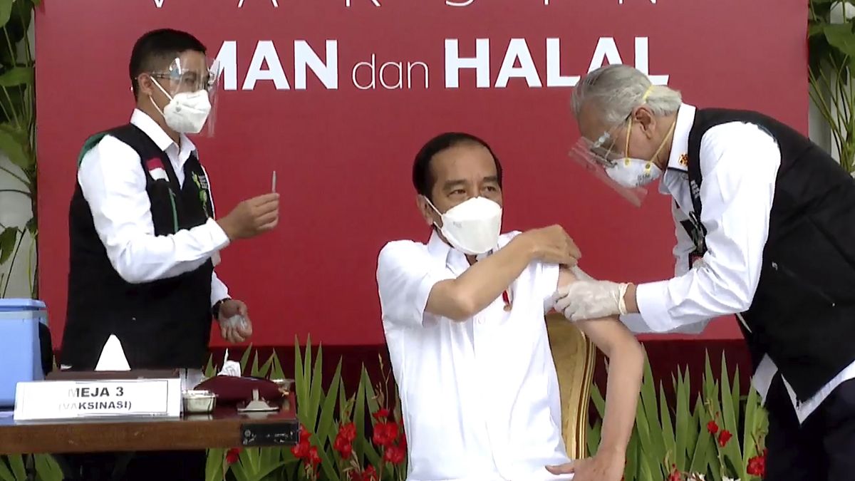 الرئيس الإندونيسي جوكو ويدودو يتلقّى جرعته الثانية من لقاح فيروس كورونا الصيني