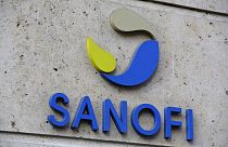 Sanofi-Logo vor dem Hauptsitz des Pharmaunternehmens in Paris, 30.11.2020