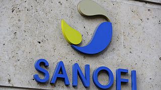 Sanofi-Logo vor dem Hauptsitz des Pharmaunternehmens in Paris, 30.11.2020