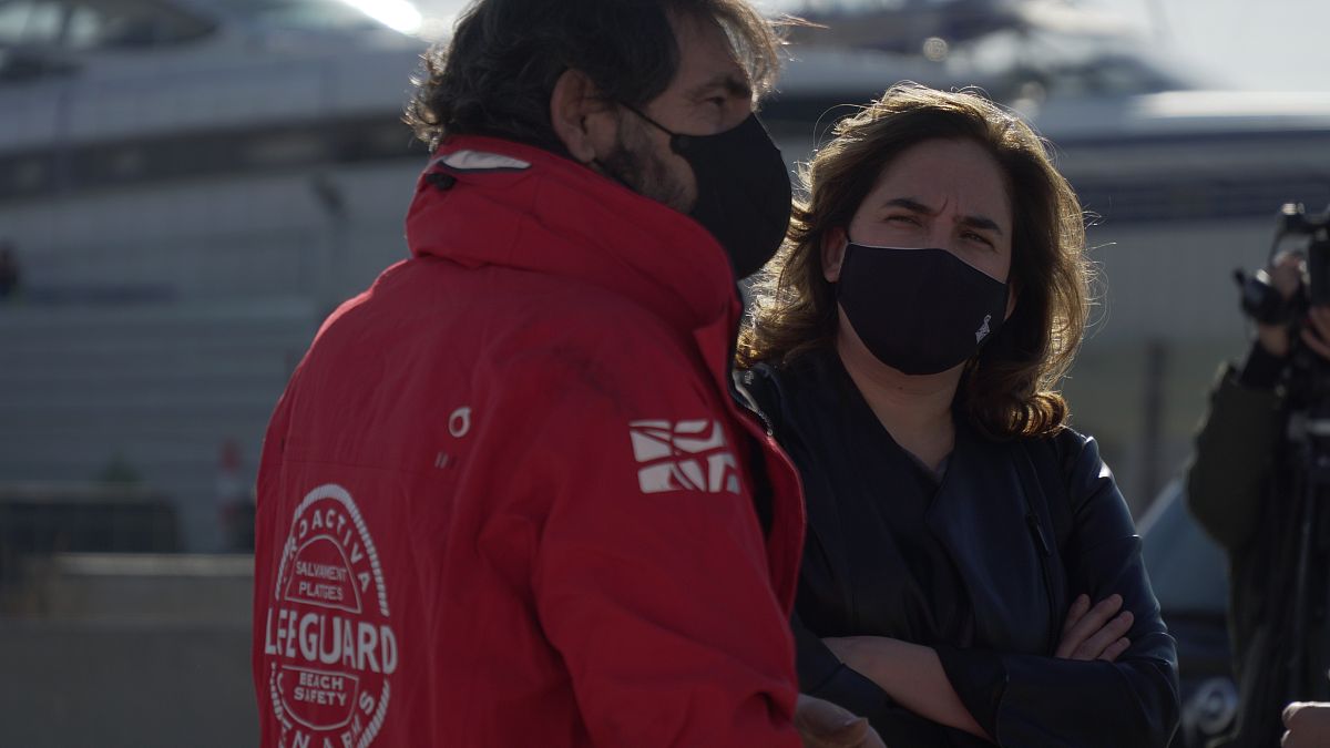 La alcaldesa de Barcelona, Ada Colau, junto al director de la ONG Open Arms, durante una visita el miércoles 27 de enero de 2020.