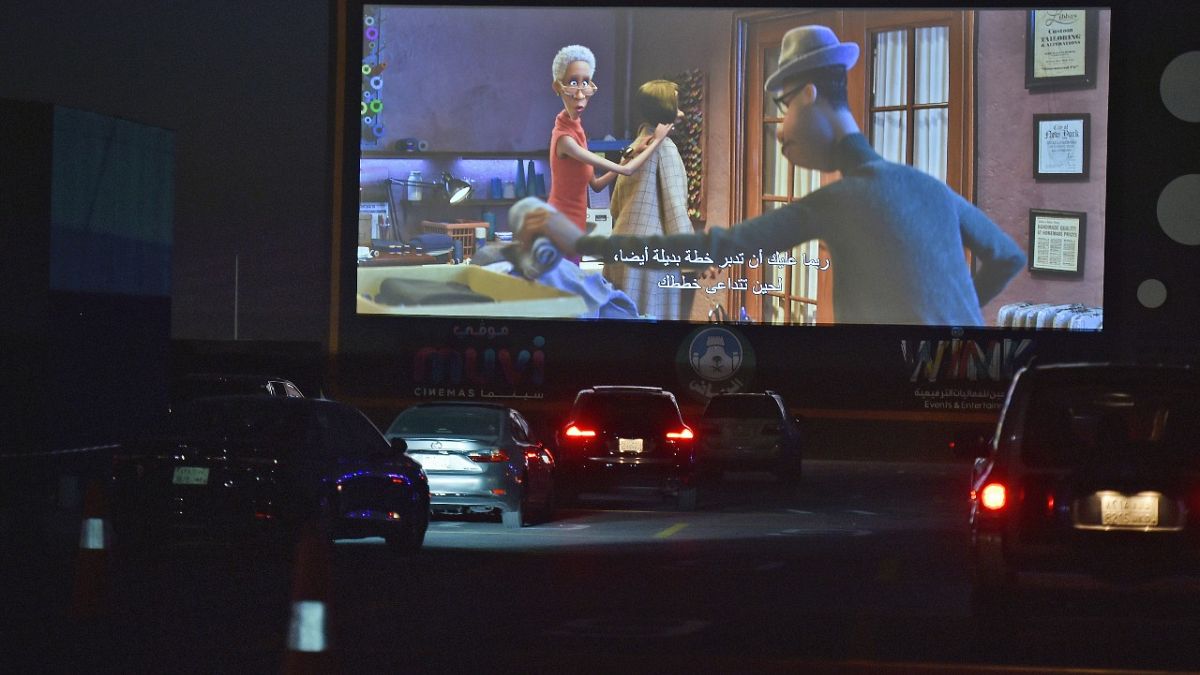 أصحاب السيارات يأخون أماكنهم لمشاهدة شريط سينمائي خلال عرض في الهواء الطلق في الرياض في مساحة تتسع لنحو 200 سيارة. 2021/01/26
