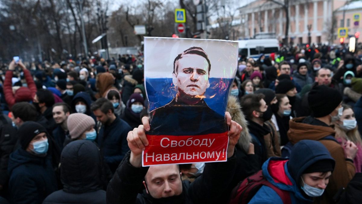 متظاهرون روس يحملون صورة نافالني
