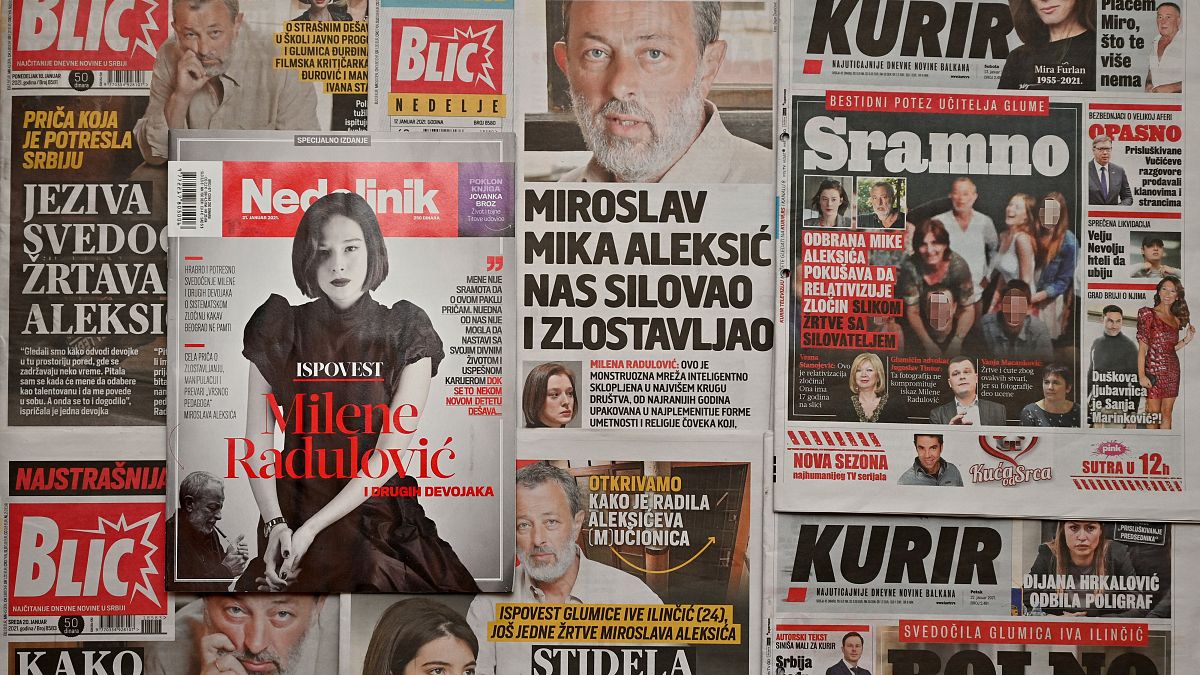 صورة الممثلة ميلينا رادولوفيتش تظهر على واجهة إحدى الصحف الصربية في بلغراد، بعد أن أثارت موضوع "مي تو"، بشأن اتهامها لمدرسها باغتصابها الأسبوع الماضي. 2021/01/26