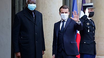 Le président français Emmanuel Macron sur le perron de l'Elysée avec son hôte, le président de la transition malienne, Bah N'daw, le 27/01/2021