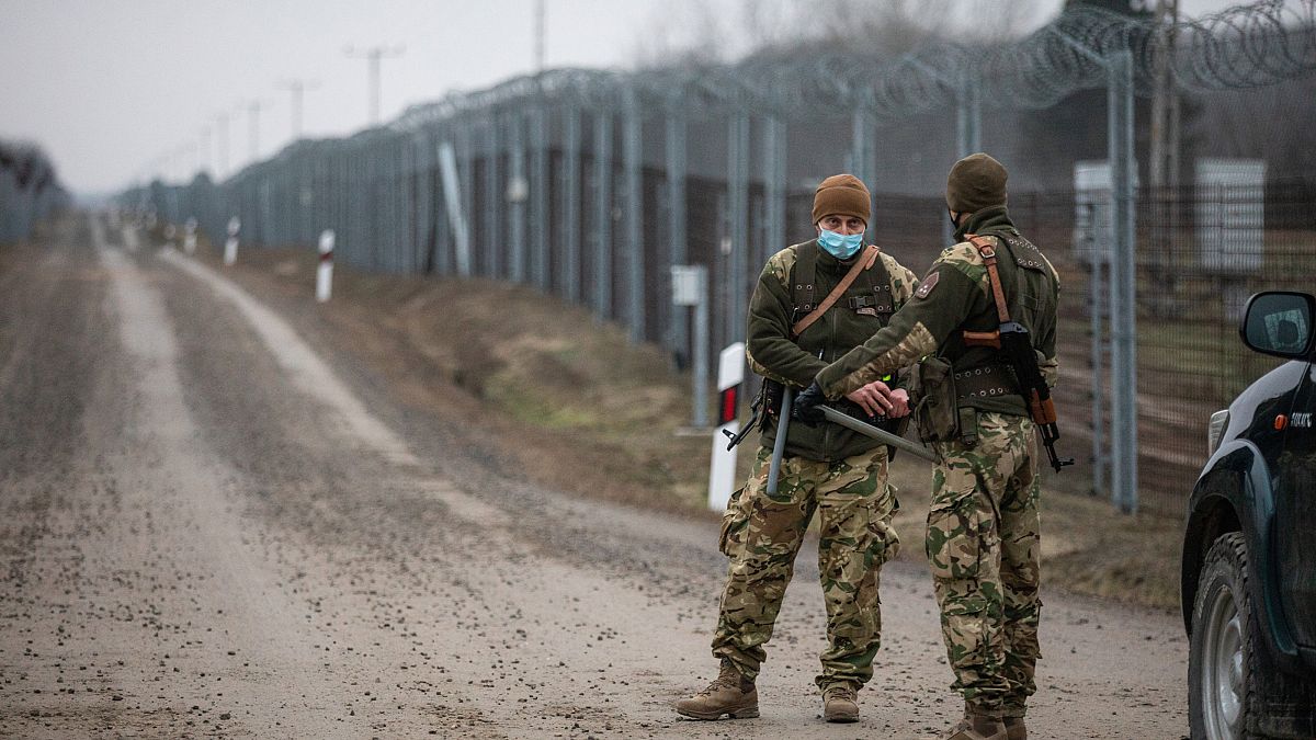 Katonák Kelebia közelében, a magyar-szerb határon, az ideiglenes biztonsági határzárnál 2020. december 18-án,