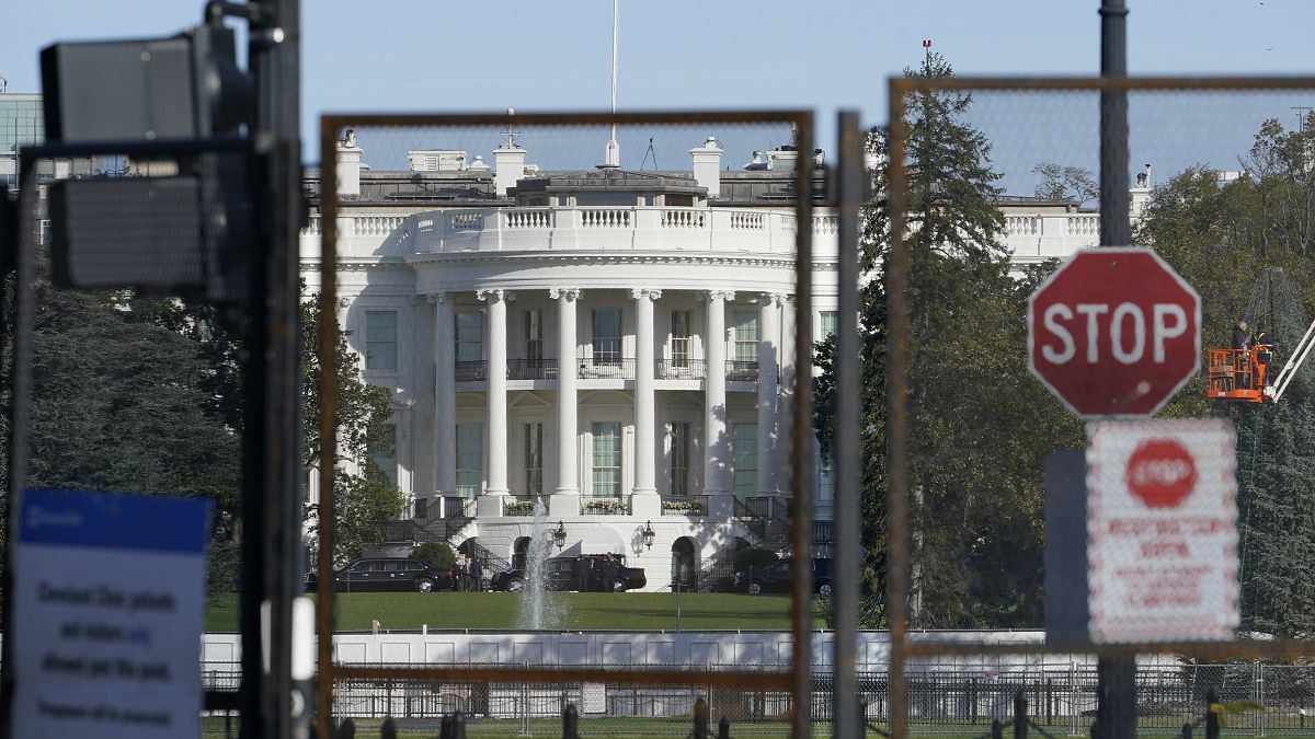 صورة من الارشيف - سياج أمني يحيط بالبيت الأبيض في واشنطن