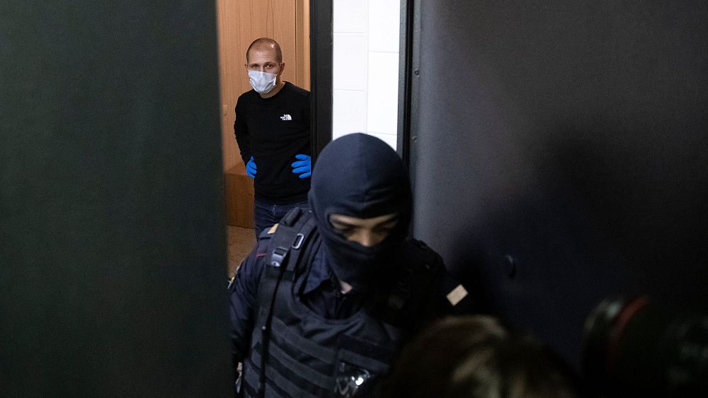 police-raid-offices-and-apartments-of-jailed-kremlin-critic-navalny