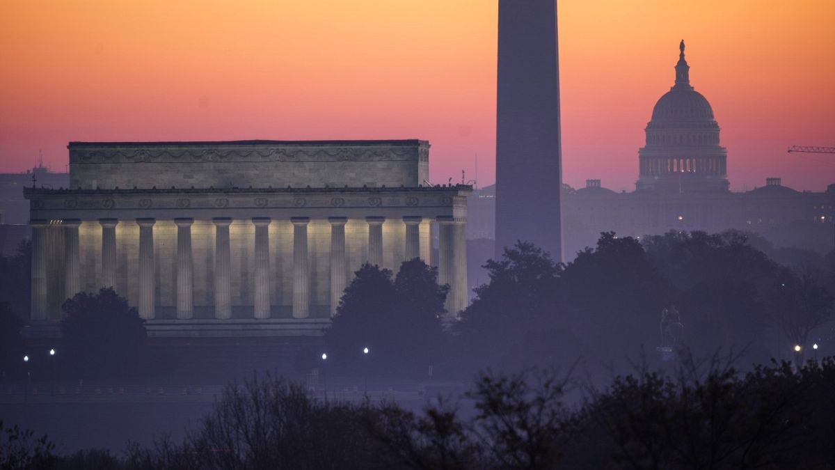 نصب لينكولن على اليسار ومعلم واشنطن يليه مبنى الكابيتول. 2020/11/08