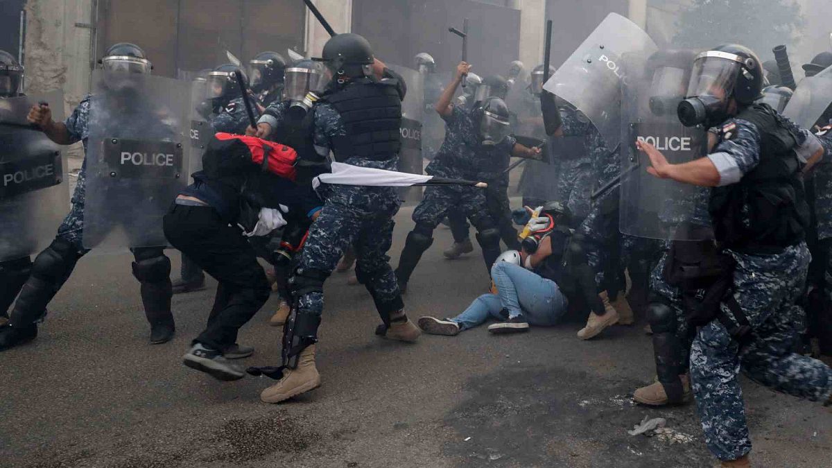شرطة مكافحة الشغب تضرب المتظاهرين المناهضين للحكومة خلال مظاهرة بالقرب من ساحة البرلمان في بيروت، لبنان، الثلاثاء 1 سبتمبر 2020