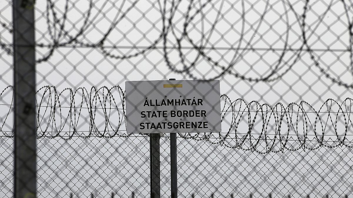 «Σύνορα κράτους» αναγράφεται στην πινακίδα πάνω στον φράχτη στα σύνορα Ουγγαρίας - Σερβίας