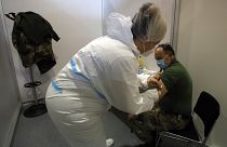 أحد أفراد الجيش يتلقى تطعيم فيروس كورونا