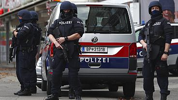 Symbolbild. Polizeibeamte bewachen den Tatort in Wien, Österreich, Dienstag, 3. November 2020.