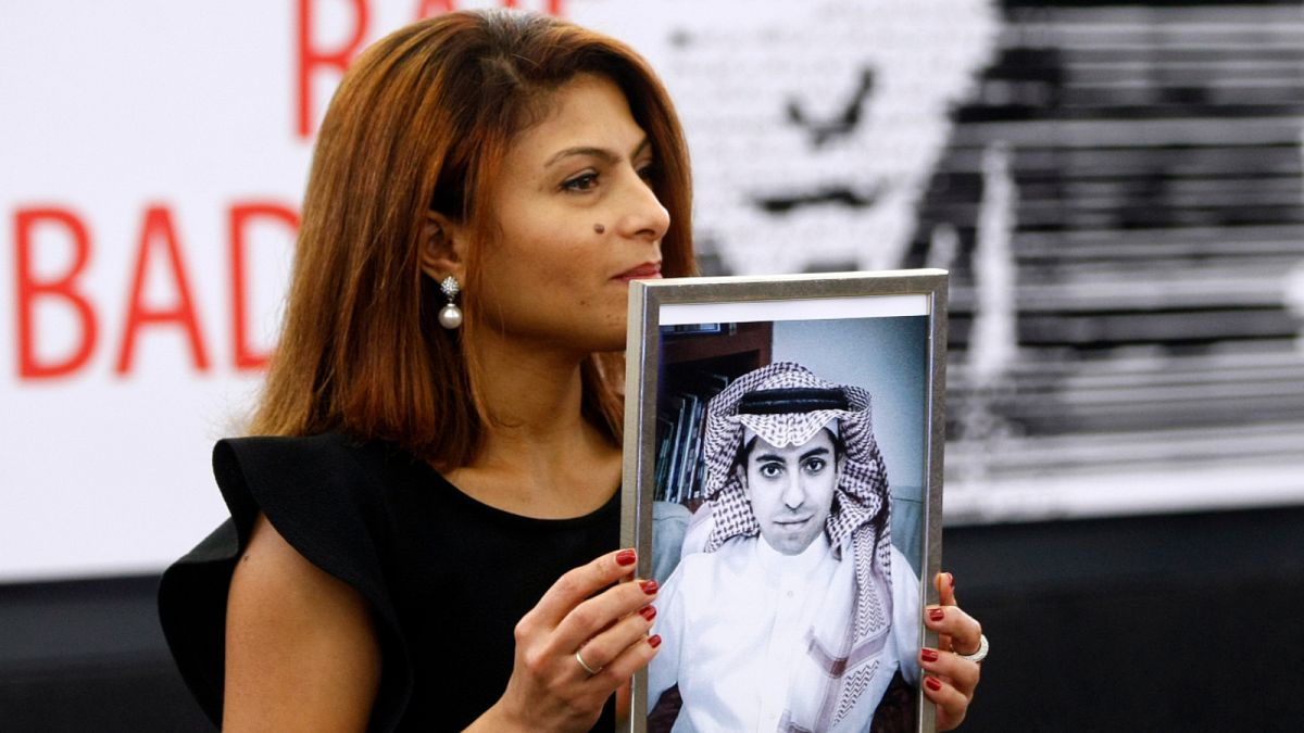 زوجة رائف بدوي تحمل صورة له