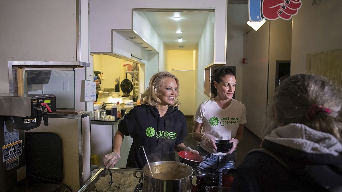 Η πρώην ηθοποιός και μοντέλο και ακτιβίστρια για τα δικαιώματα των ζώων Πάμελα Άντερσον σερβίρει δωρεάν vegan γεύματα
