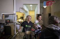 Η πρώην ηθοποιός και μοντέλο και ακτιβίστρια για τα δικαιώματα των ζώων Πάμελα Άντερσον σερβίρει δωρεάν vegan γεύματα