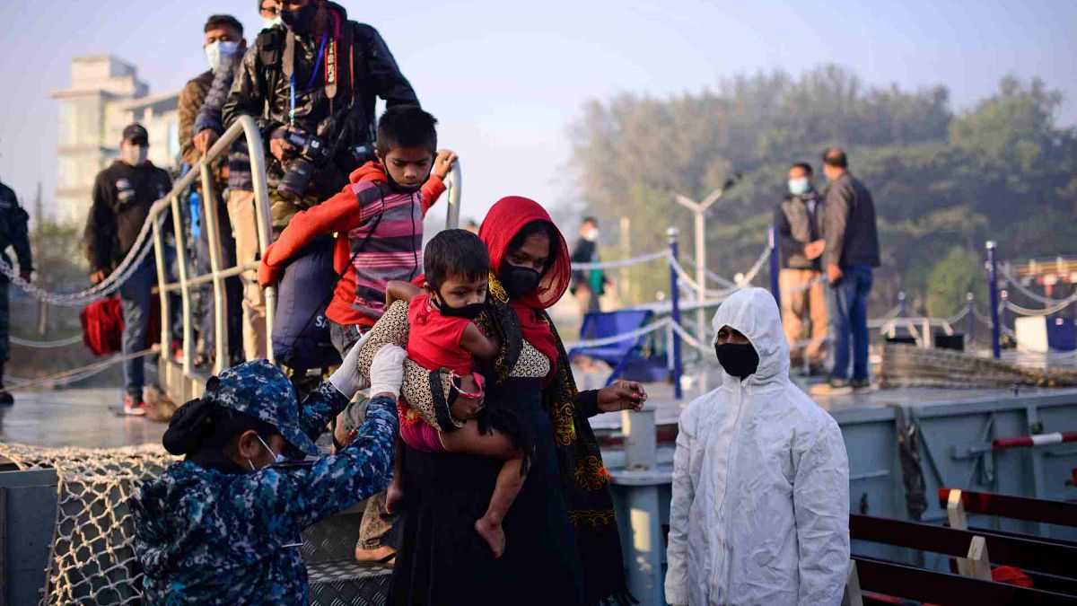 لاجئون من الروهينغا يستقلون سفينة بحرية ليتم نقلهم إلى جزيرة منعزلة في خليج البنغال في شيتاغونغ، بنغلاديش، 29 ديسمبر 2020