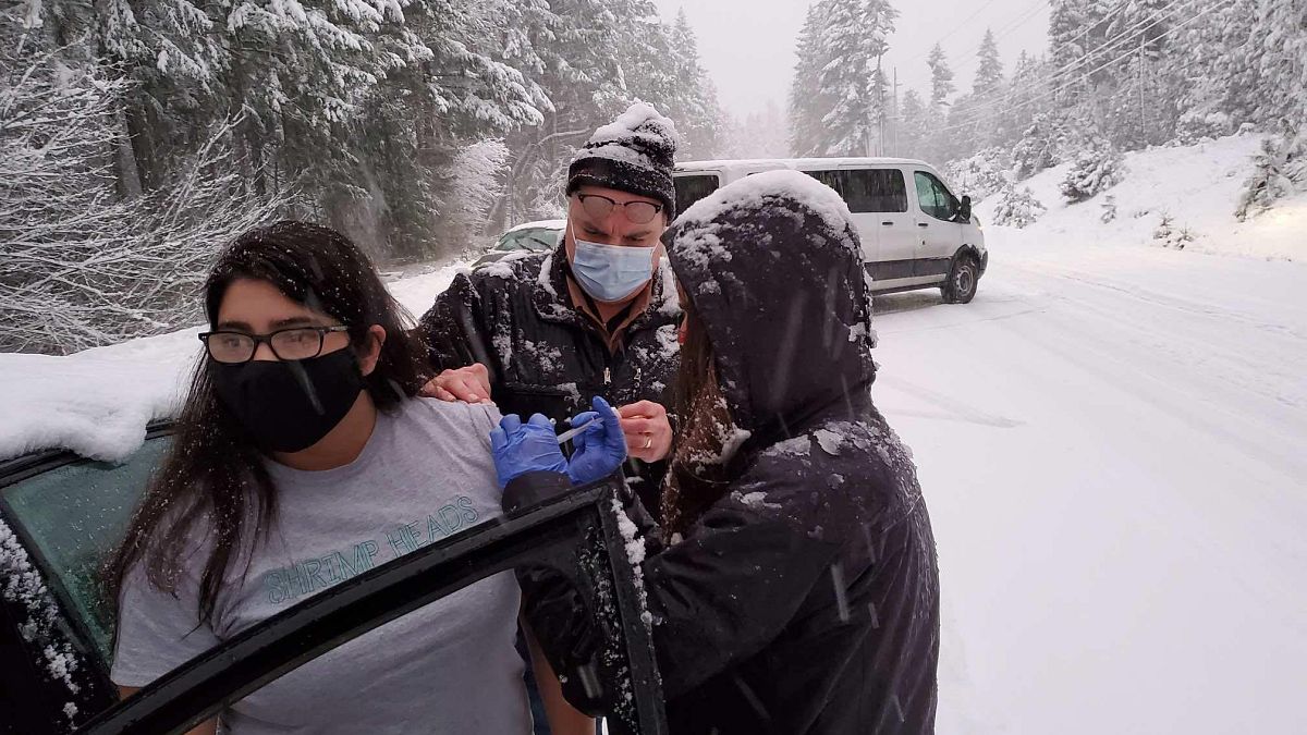 Karda mahsur kalan sağlık görevlileri etraftakileri aşıladı