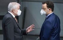 Der deutsche Innenminister Horst Seehofer spricht mit dem deutschen Gesundheitsminister Jens Spahn, 28.01.2021