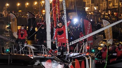 شاهد: الفرنسي "يانيك بيستافين" يُحقق المركز الثالث في سباق مشهور للسفن الشراعية