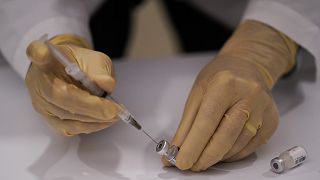 Γιατρός ετοιμάζεται να χορηγήσει το εμβόλιο κατά Covid-19