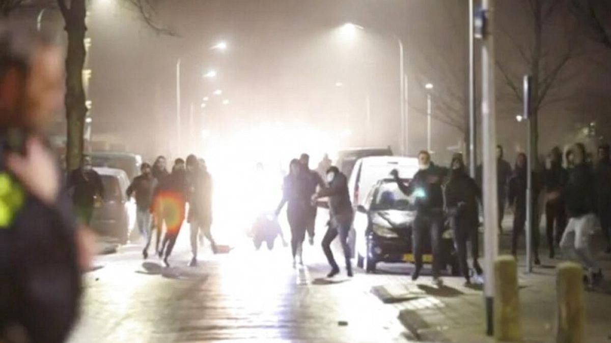 Randalierer werfen Steine auf Polizisten in Haarlem, Niederlande, 25.01.2021