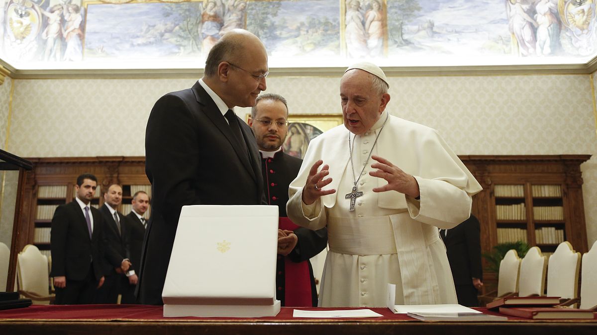 صورة من الارشيف - رئيس جمهورية العراق برهم صالح يستقبل البابا فرنسيس في لقاء خاص في الفاتيكان، كانون الثاني 2020