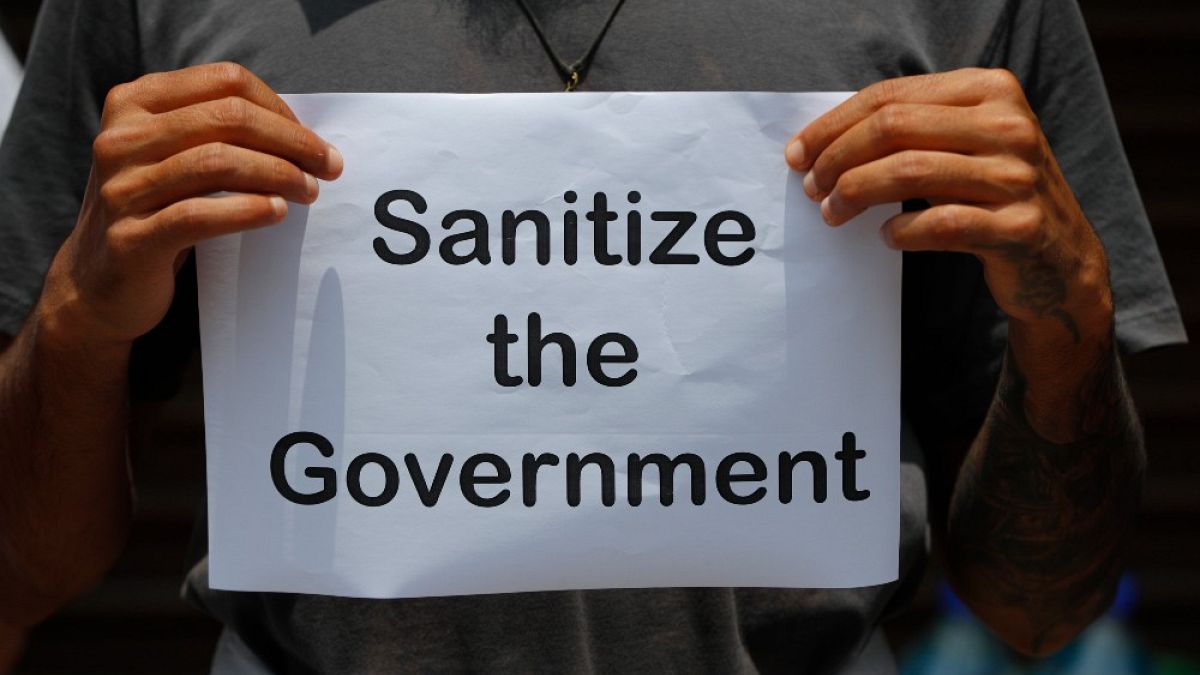 "Désinfectez le gouvernement" écrit sur l'affiche d'un manifestant au Népal, le 11 juin 2020 - Archives