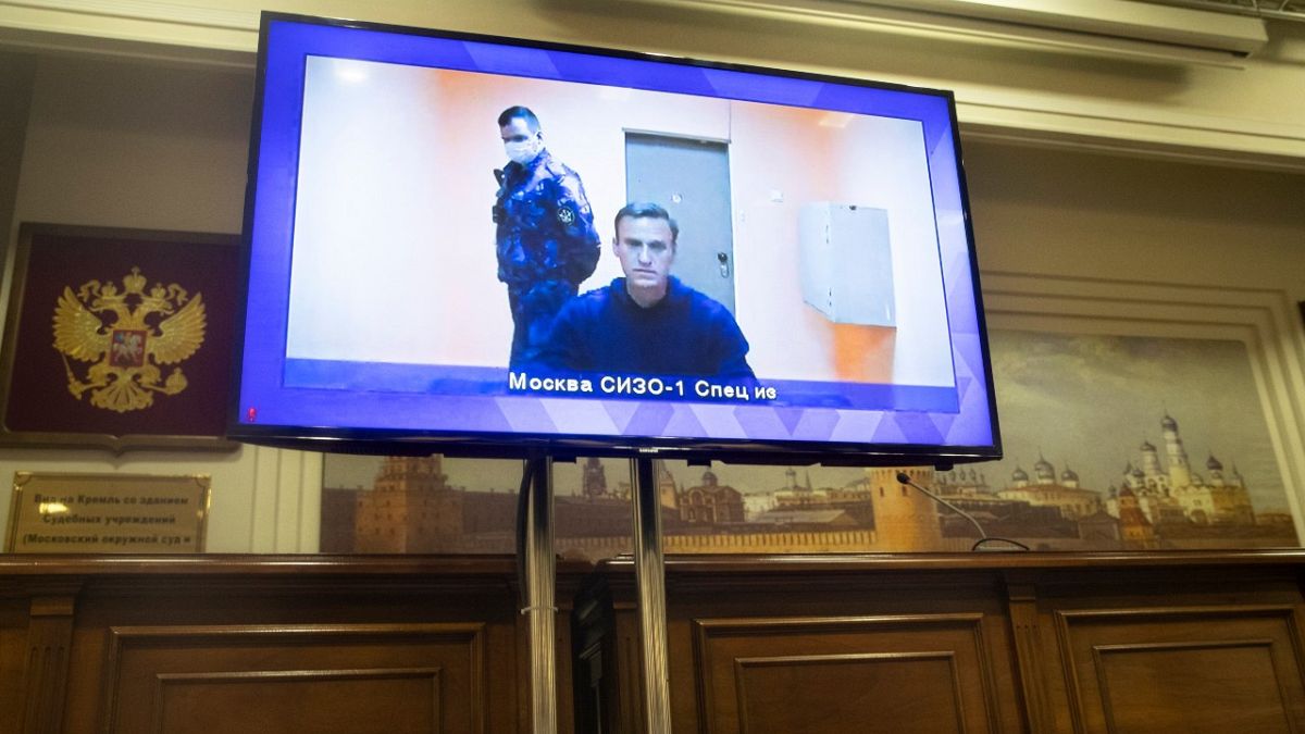 المعارض الروسي ألكسي نافالني يظهر على شاشة تلفزيون خلال بث مباشر لجلسة استماع في المحكمة في موسكو. 2021/01/28