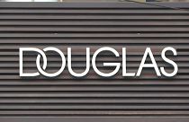Douglas-Logo an Filiale in Berlin. 