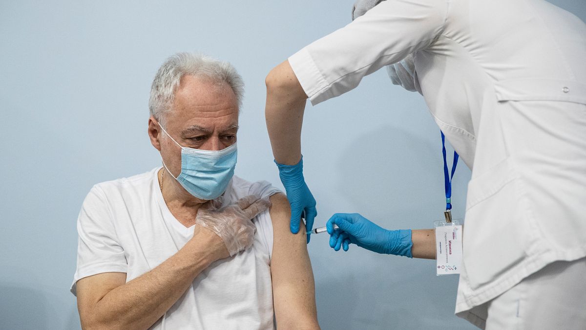 Covid-19 aşısı olan Rus sağlıkcı